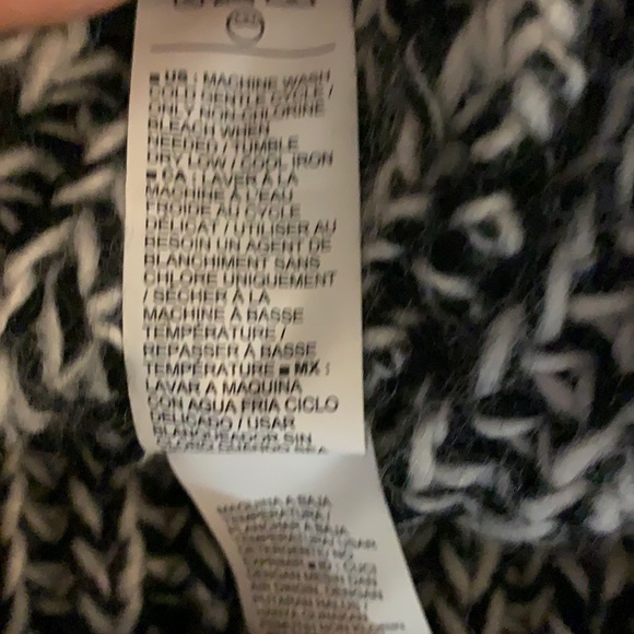 Old Navy beanie Pom Pom hat - Picture 4 of 4